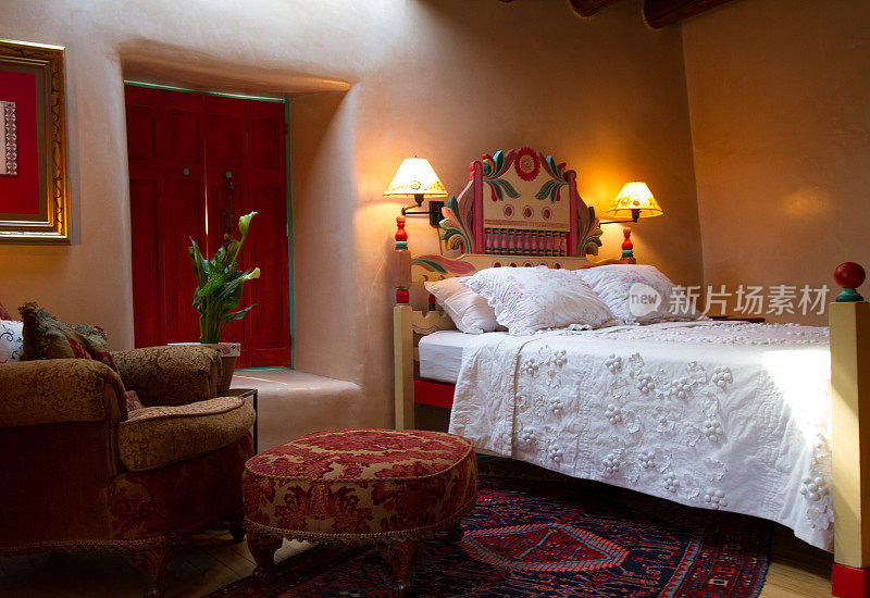 圣达菲/西南风格:彩色卧室与土坯墙